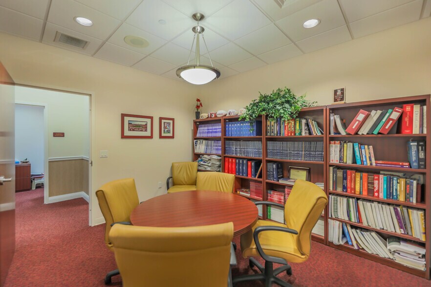 More Photos Of 9090 Park Royal Dr, Fort Myers Medical For Lease