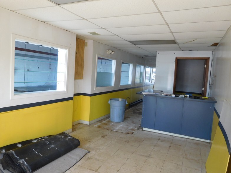 More Photos Of 4 National Dr, Windsor Locks Freestanding For Lease