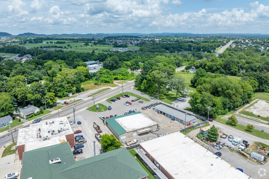 More Photos Of 2526-2530 Duplex Rd, Spring Hill Showroom For Sale