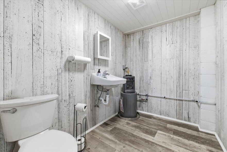 More Photos Of 724 Creek Top St, Council Bluffs Warehouse For Lease