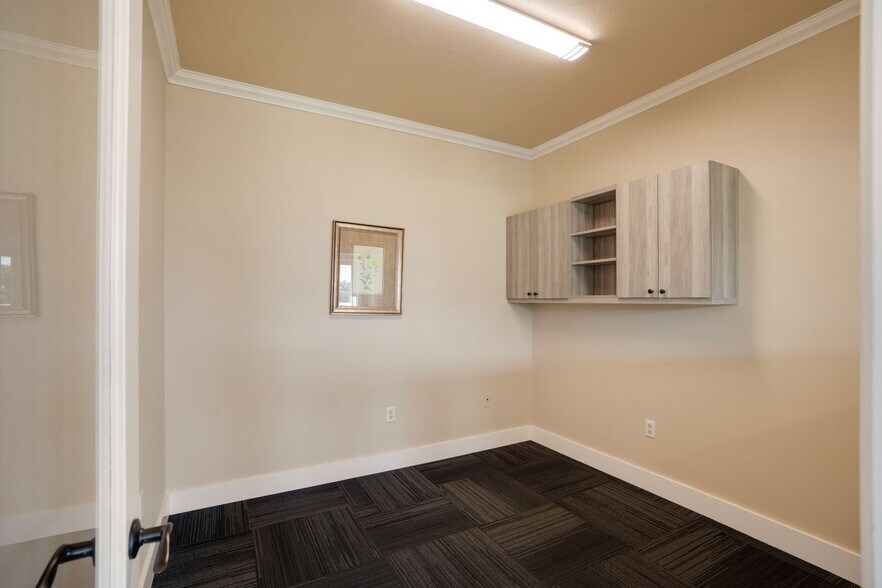 More Photos Of 1734 Apex Rd, Sarasota Warehouse For Lease