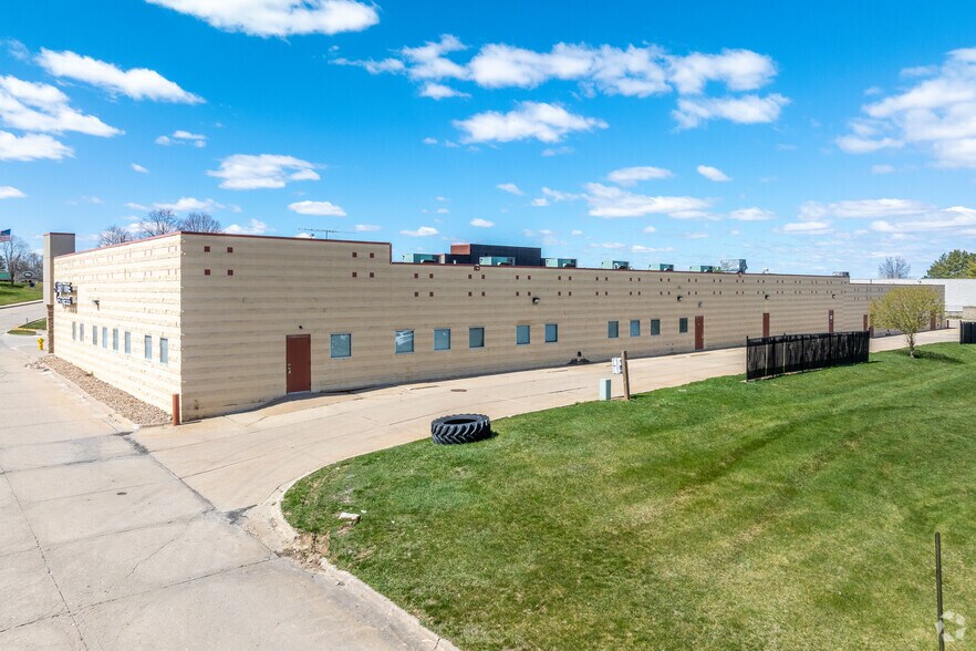 More Photos Of 8401-8475 Hickman Rd, Urbandale Storefront For Lease