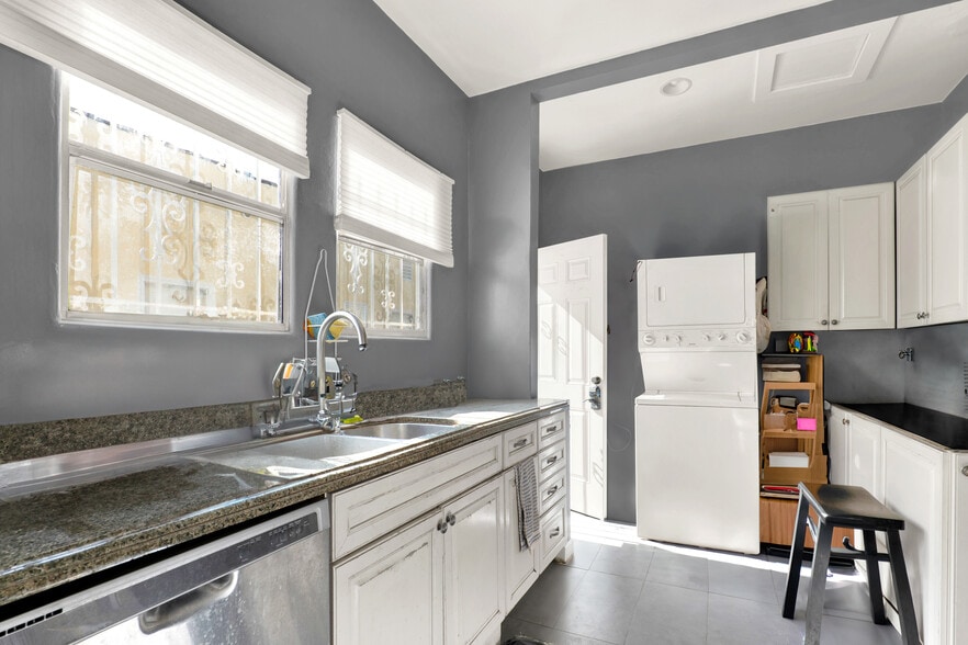 More Photos Of 811 N Citrus Ave, Los Angeles Multifamily For Sale