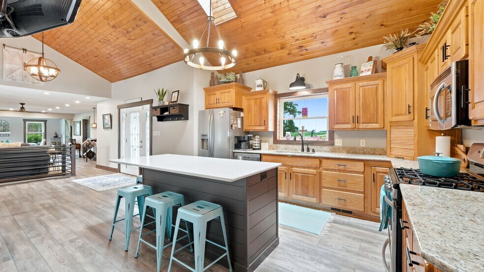 More Photos Of 5920 N 200 E, Leesburg Hospitality For Sale