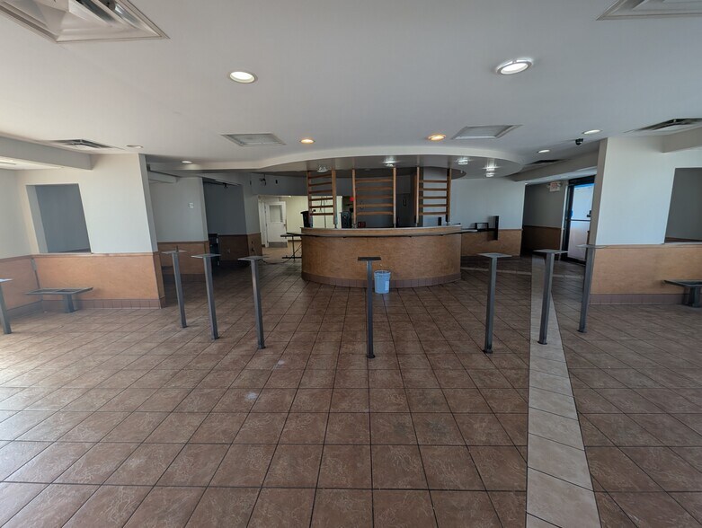 More Photos Of 816 E Front St, Traverse City Fast Food For Lease