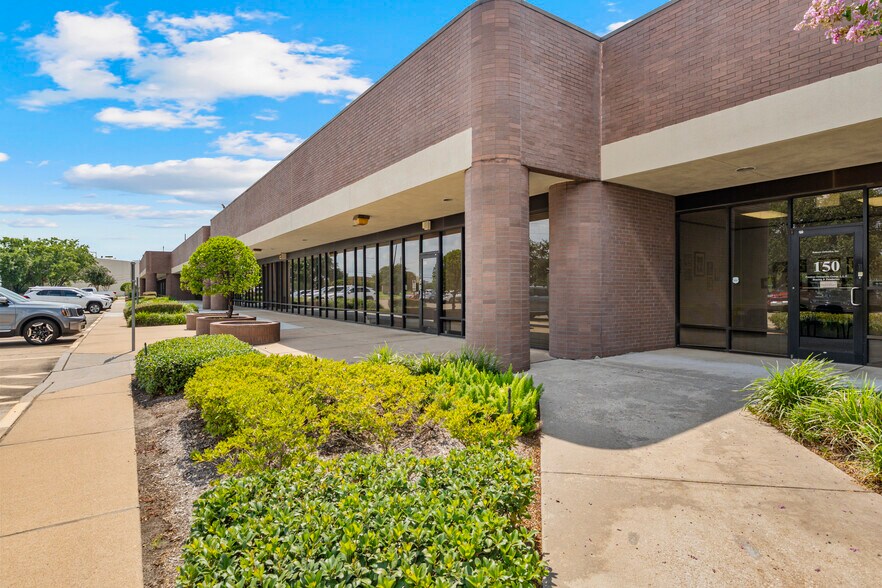 More Photos Of 2525 W Bellfort St, Houston Research And Development For Lease