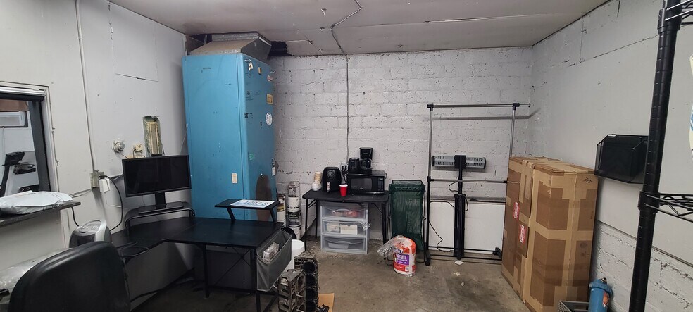 More Photos Of 742 3rd Ave, Longview Distribution For Sale