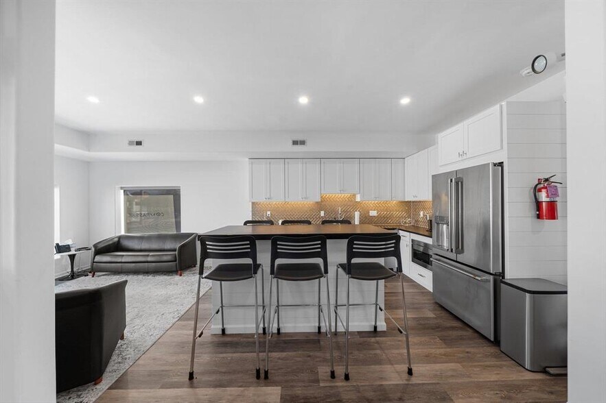 More Photos Of 260-274 21st St, Avalon Office Residential For Sale