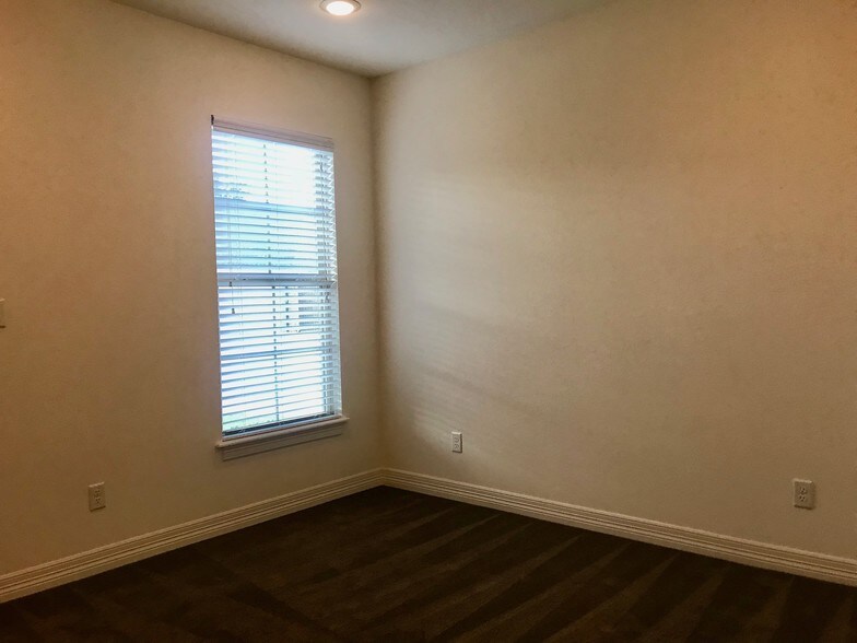 More Photos Of 2980 Elkton Trl, Tyler Apartments For Sale