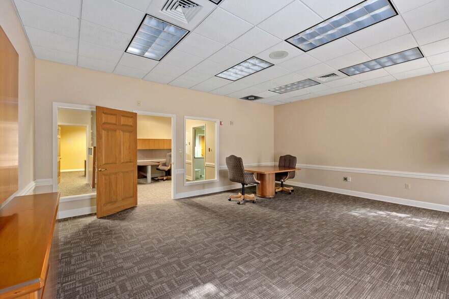 More Photos Of 1997 Capital Cir NE, Tallahassee Bank For Lease