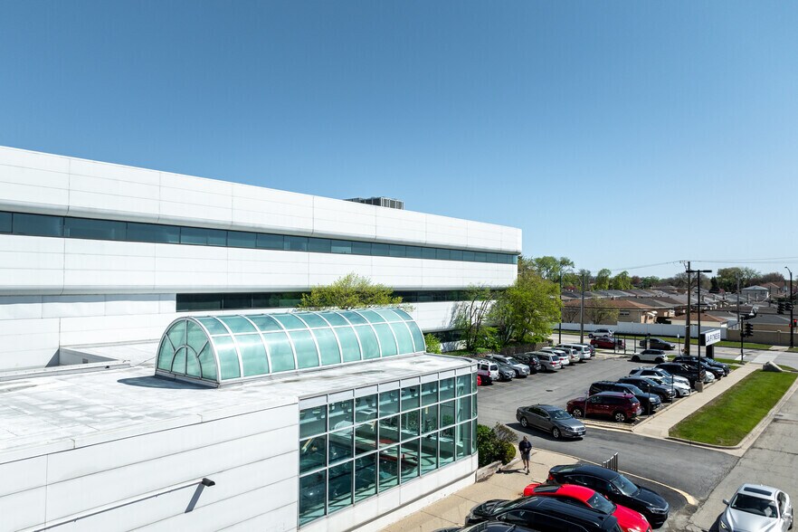 More Photos Of 5440 N Cumberland Ave, Chicago Office For Lease