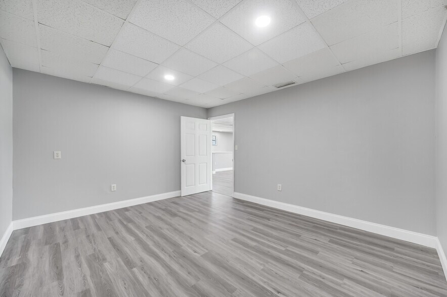 More Photos Of 12950 58th St N, Clearwater Manufacturing For Lease