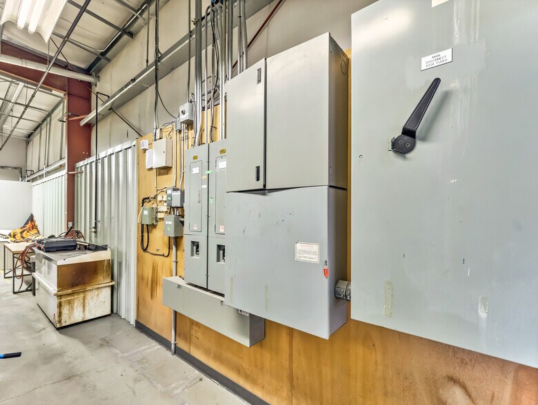 More Photos Of 1276 Trans Canada Way SE, Medicine Hat Showroom For Sale