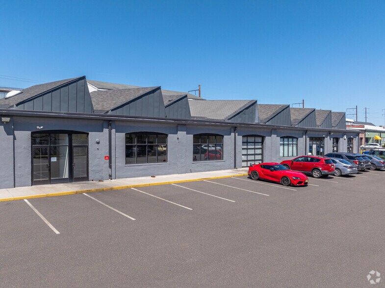 More Photos Of 1800 E State St, Hamilton Showroom For Lease