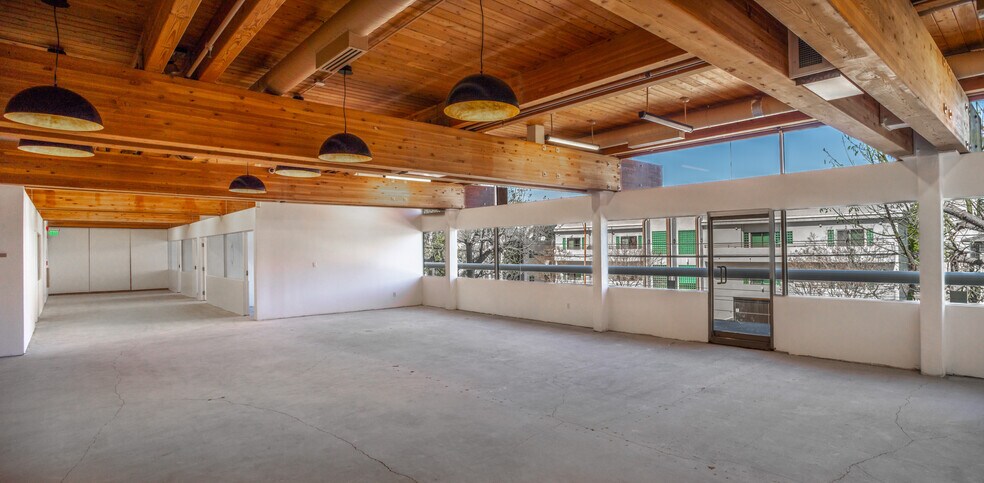 More Photos Of 4444 W Lakeside Dr, Burbank Office For Lease