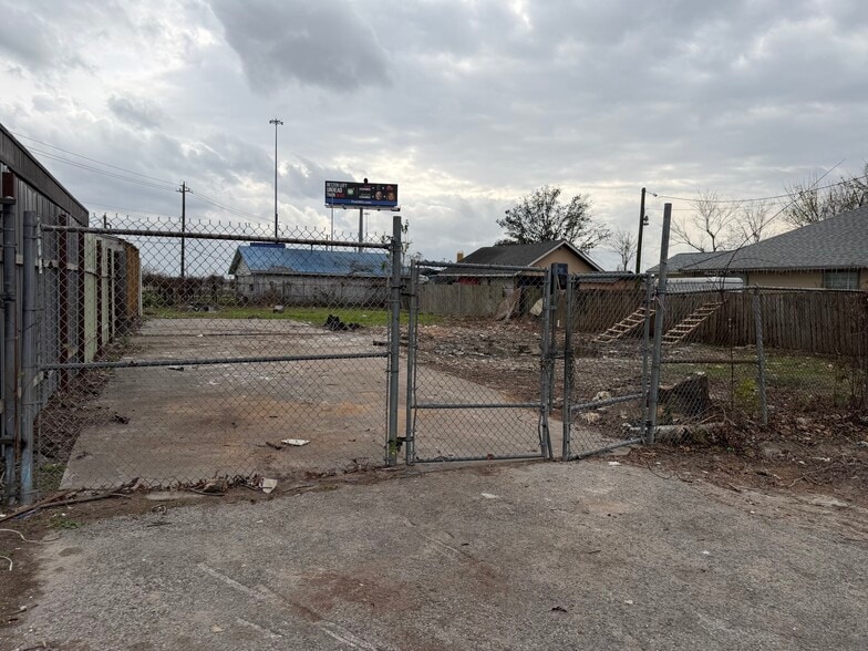 More Photos Of 11055 Eastex Fwy, Houston Auto Dealership For Sale