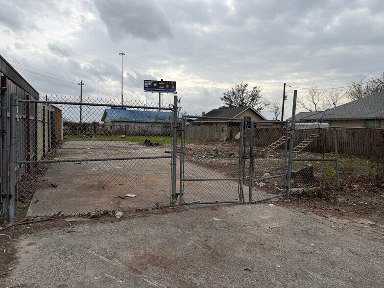 More Photos Of 11055 Eastex Fwy, Houston Freestanding For Sale