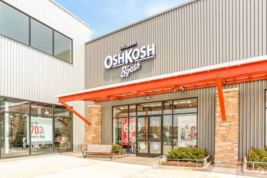 More Photos Of 11500 W Burleigh St, Wauwatosa Storefront For Lease