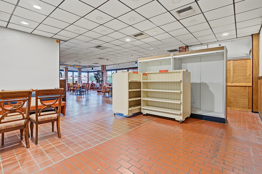 More Photos Of 1901 W Pioneer Pky, Arlington Restaurant For Sale