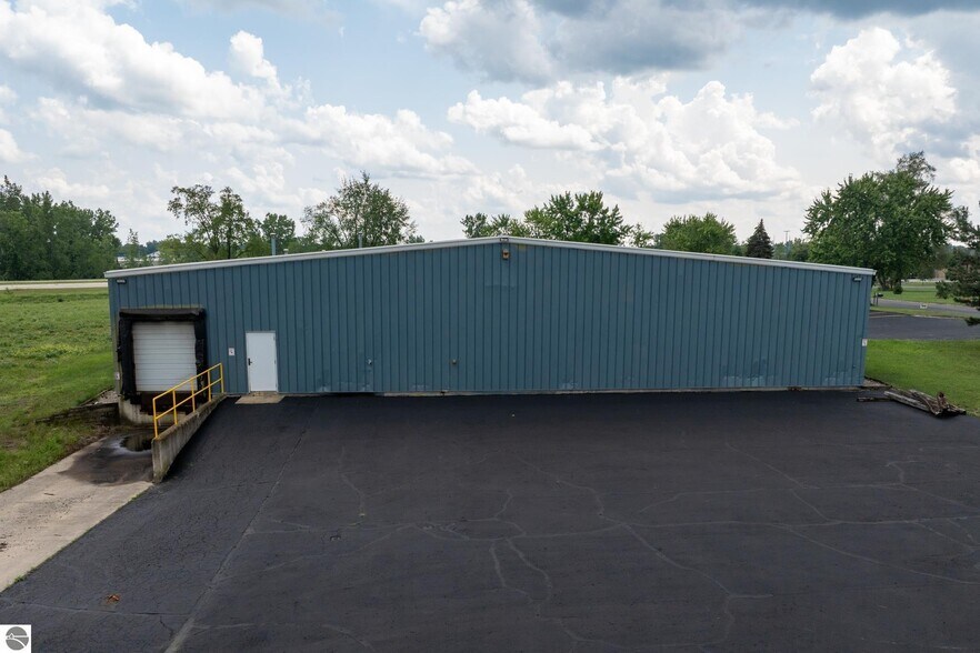 More Photos Of 910 Industrial Dr, Mount Pleasant Warehouse For Sale
