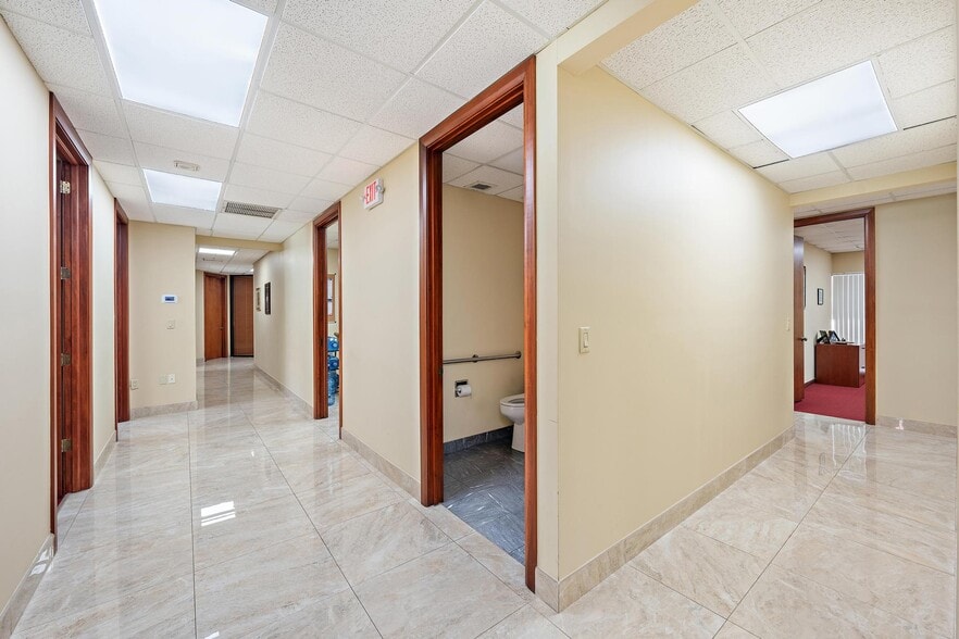 More Photos Of 5 Harvard Cir, West Palm Beach Office For Sale