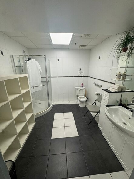 More Photos Of 8686 Bay Pky, Brooklyn Office Residential For Lease