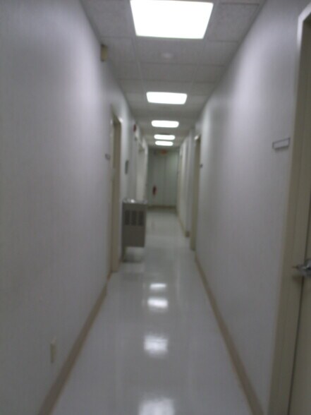 More Photos Of 411 Holmes St, Frankfort Light Distribution For Sale