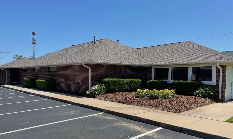More Photos Of 1000 S West End St, Springdale Office For Lease
