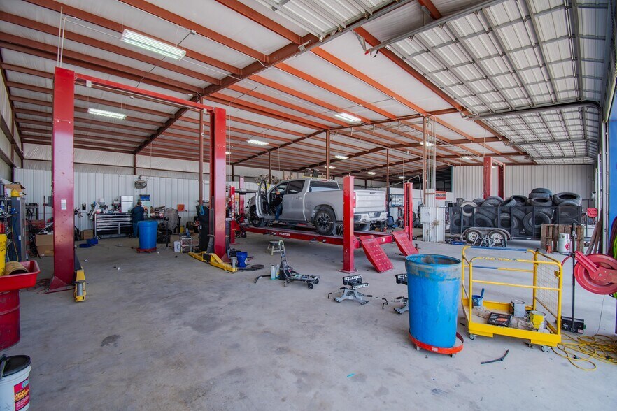More Photos Of 209 Park Place Blvd, Kenedy Auto Repair For Sale