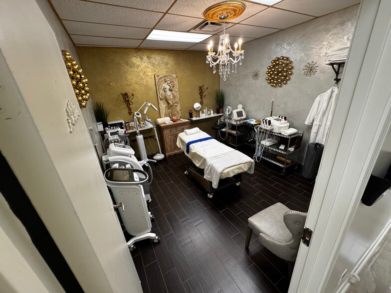 More Photos Of 257-263 W Rittenhouse St, Houston Warehouse For Sale