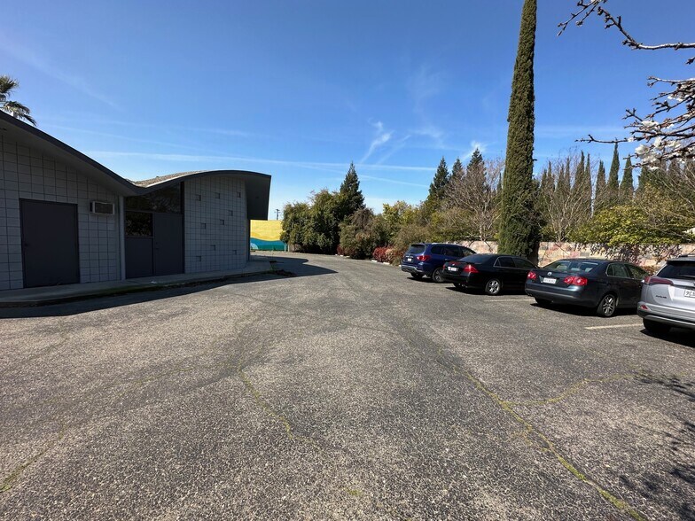 More Photos Of 316 W F St, Oakdale Storefront Retail Office For Sale