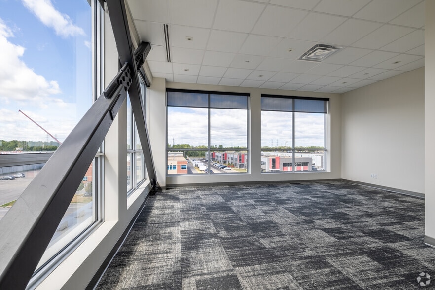More Photos Of 4700-4762 Louis-B.-Mayer Rue, Laval Showroom For Sale