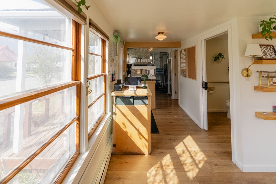 More Photos Of 927 S Cobb St, Palmer Restaurant For Sale