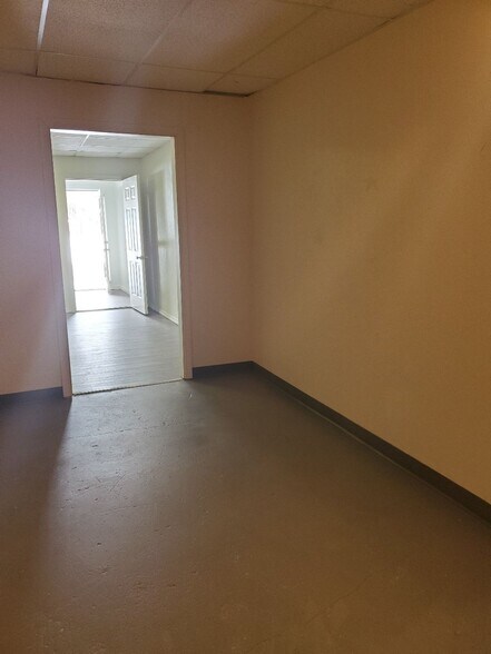 More Photos Of 594 Turnpike St, Easton Self Storage For Lease