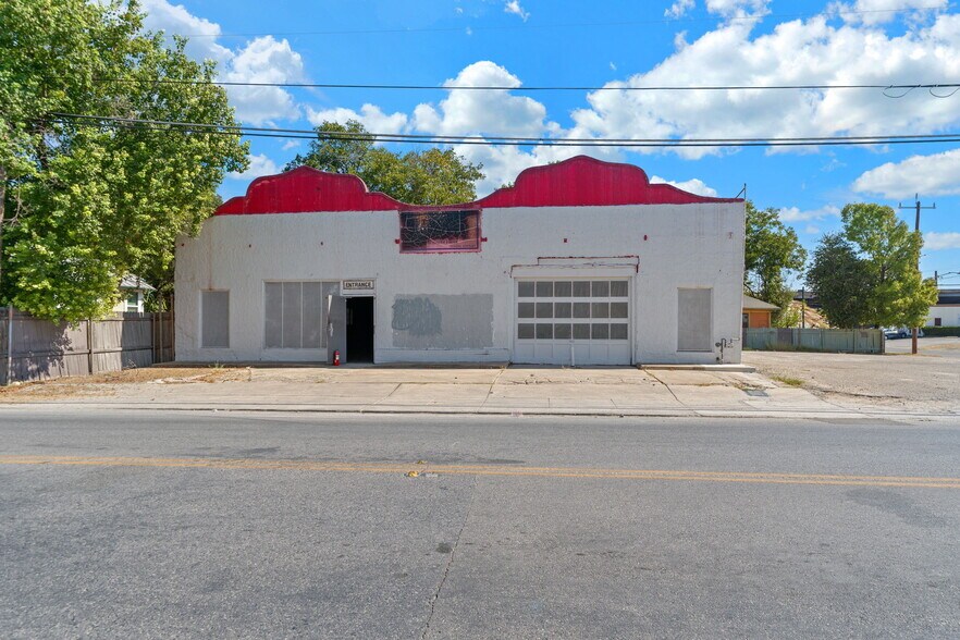 More Photos Of 1812 S Presa St, San Antonio Freestanding For Sale