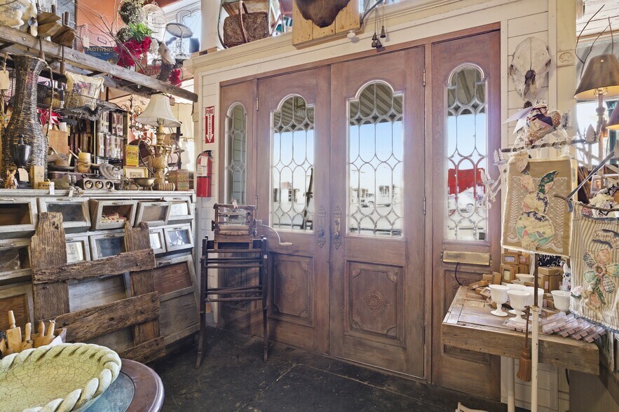 More Photos Of 10 S Side Sq, Cooper Freestanding For Sale
