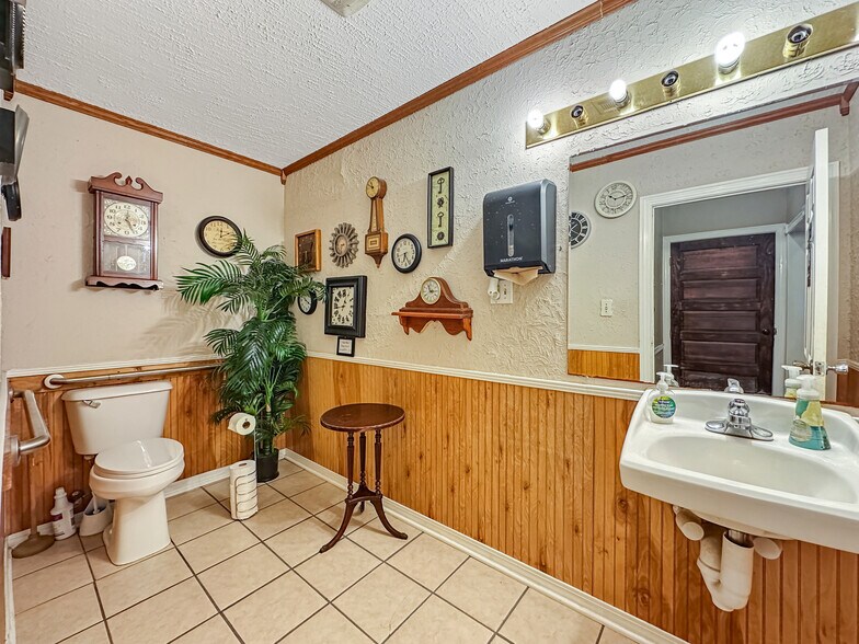 More Photos Of 1505 S Hwy 95A, Cantonment Freestanding For Sale