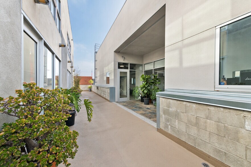 More Photos Of 2256 Barry Ave, Los Angeles Office For Lease