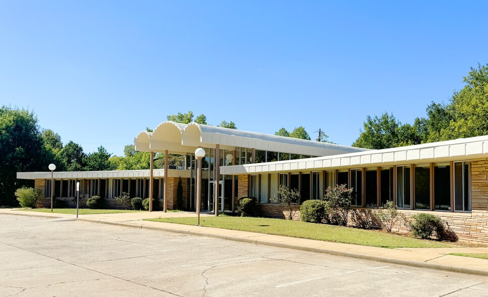 More Photos Of 301 NW 36th St, Oklahoma City Medical For Lease