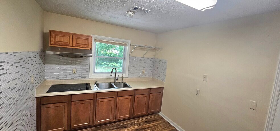 More Photos Of 3223 Shallowford Rd, Atlanta Office For Lease