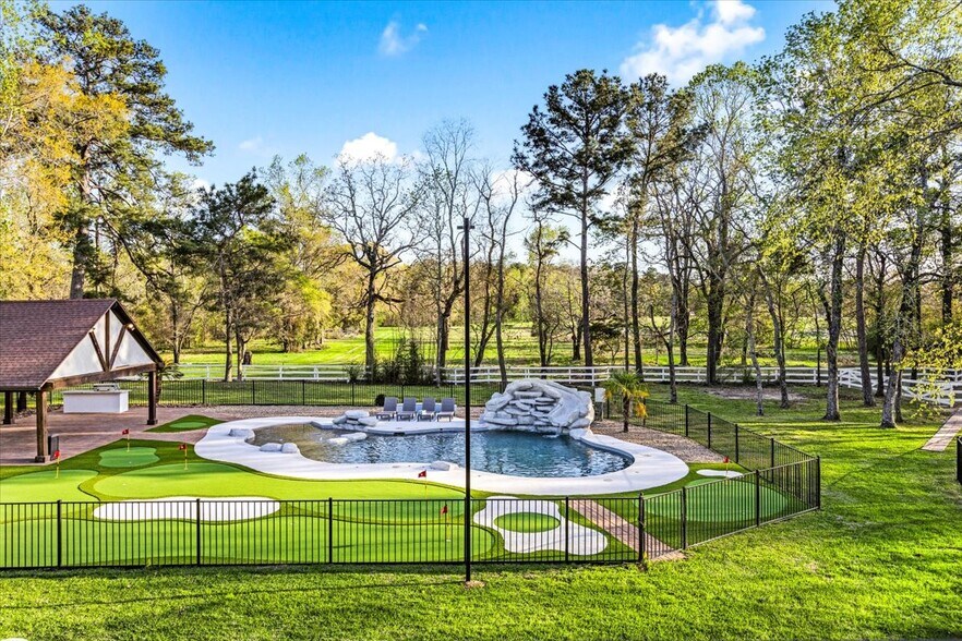 More Photos Of 8811 West Ln, Magnolia Office For Sale