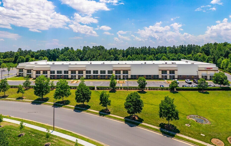 More Photos Of 2745 Whitehall Park Dr, Charlotte Unknown For Lease