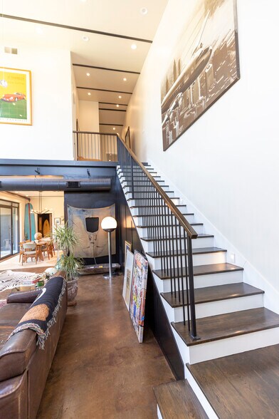 More Photos Of 4770 Iberia Ave, Dallas Showroom For Sale