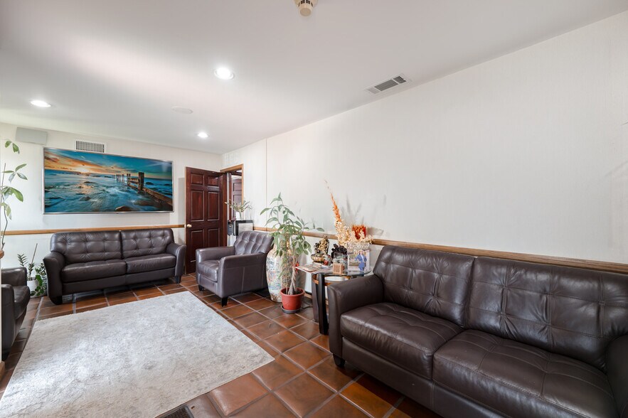 More Photos Of 635 W Foothill Blvd, Monrovia Loft Creative Space For Lease