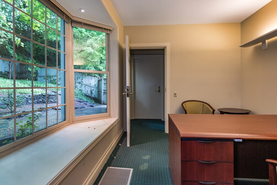 More Photos Of 3 Essex Sq, Essex Office Residential For Sale