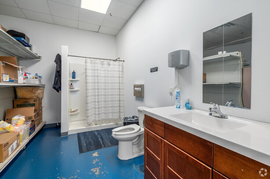 More Photos Of 4400 Renaissance Pky, Warrensville Heights Showroom For Lease