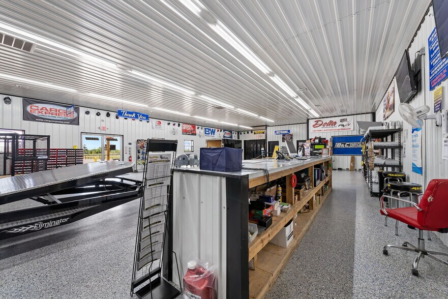 More Photos Of 26091 OK-51, Wagoner Showroom For Sale