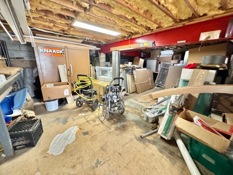 More Photos Of 19 Suffolk St, Freeport Office For Sale
