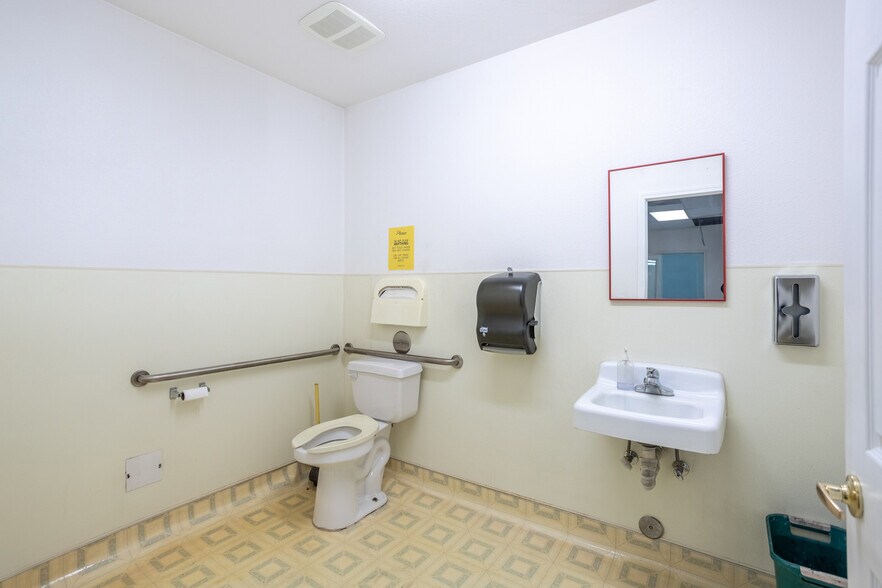 More Photos Of 1455 South St, Redding Flex For Sale