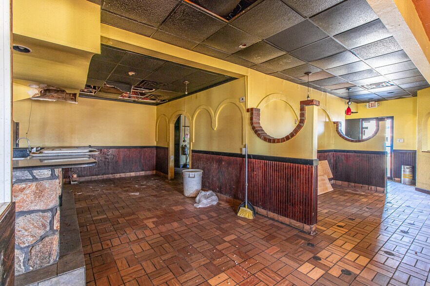 More Photos Of 1301 N 18th St, Monroe Fast Food For Sale